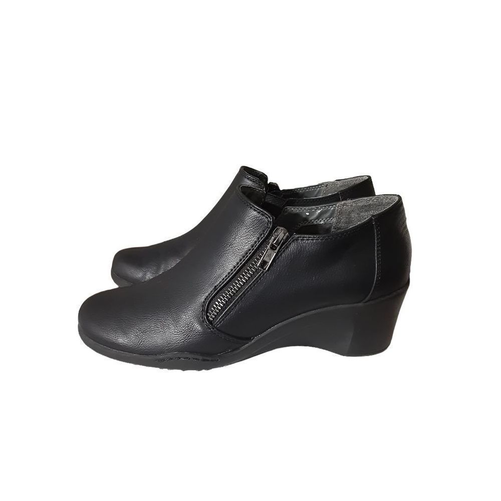 A2 Heelrest by Aerosoles black zipper ankle boot womans size 8.